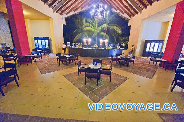 Republique Dominicaine Punta Cana Club Caribe El bar del vestíbulo por la noche, siendo cuarto lomos el bar es muy popular durante la cena. Hay un poco más al cliente después de la cena.