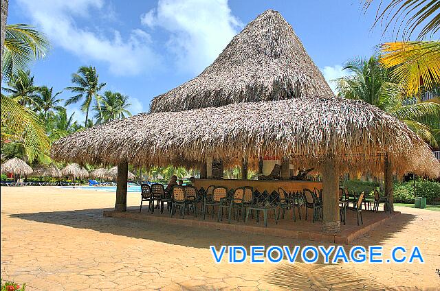 Republique Dominicaine Punta Cana Club Caribe Le bar Manati de la piscine de l'hôtel Tropical Princess est accessible aussi aux clients de l'hôtel Club Caribe Princess.