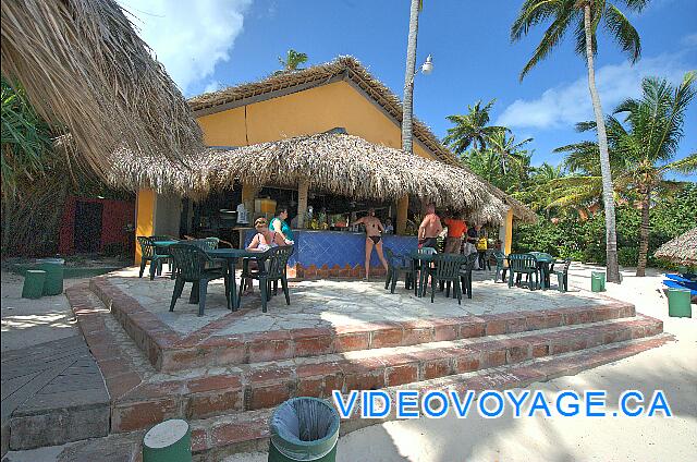 Republique Dominicaine Punta Cana Club Caribe Le bar de la plage, avec une belle petite terrasse charmante.  Ce bar est difficilement accessible pour les personnes handicapé, il y a un petit chemin étroit pour y accéder en chaise roulante.