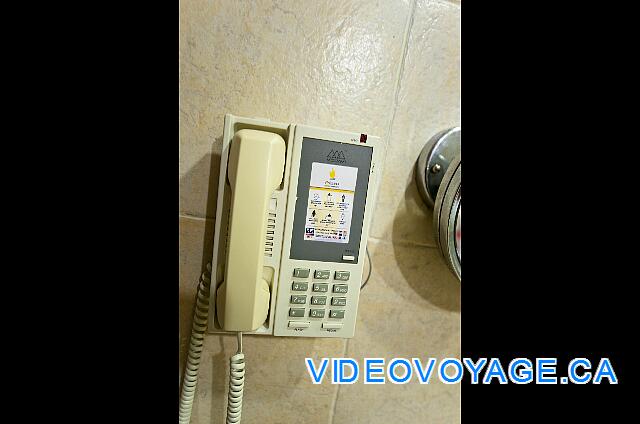 Republique Dominicaine Punta Cana Club Caribe Un téléphone dans la chambre de bain.