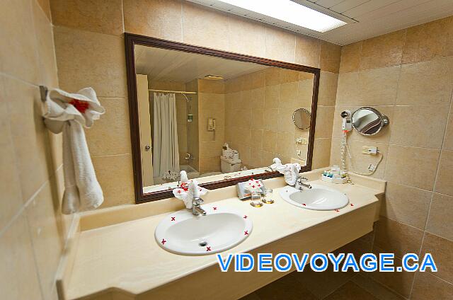 Republique Dominicaine Punta Cana Club Caribe Le comptoir de la chambre de bain avec deux lavabos, un grand mirroir, un éclairage puissant,...