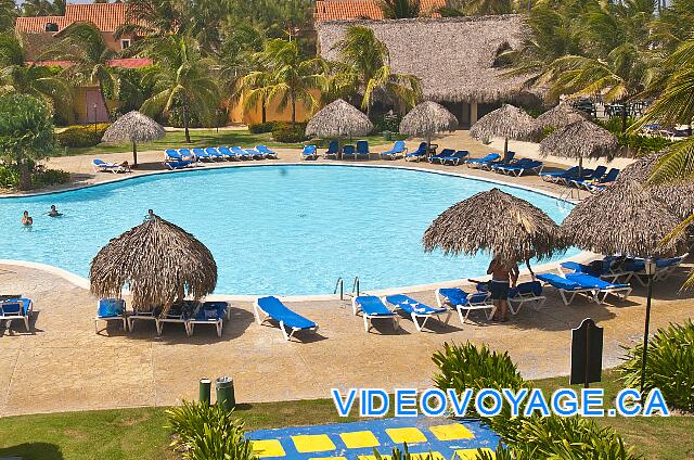 Republique Dominicaine Punta Cana Club Caribe Algunos palapas y tumbonas largas en la terraza alrededor de la piscina, que parece suficiente, porque la piscina es menos popular que la piscina principal.