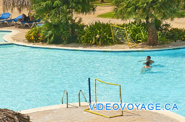 Republique Dominicaine Punta Cana Club Caribe Redes de waterpolo y una red de voleibol en la piscina.