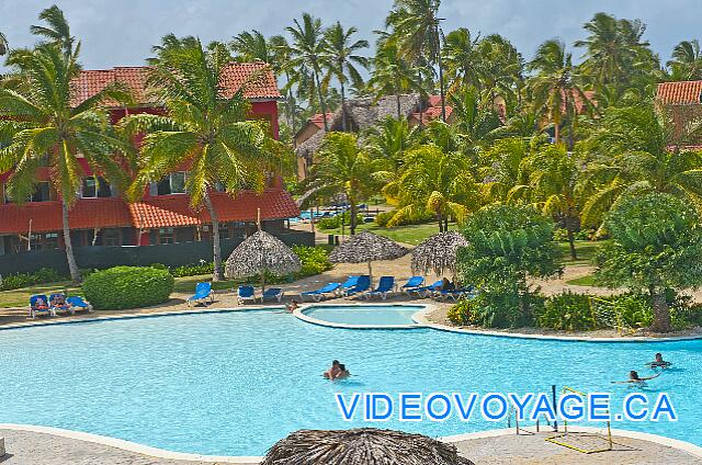 Republique Dominicaine Punta Cana Club Caribe Una pequeña piscina para los niños en el borde de la piscina principal, ninguna barrera entre la piscina principal y piscina para niños ya que esta zona es poco profunda.