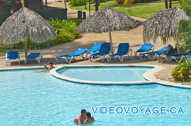 Republique Dominicaine Punta Cana Club Caribe Con algunas palapas y sillas largas en la terraza de la piscina para los niños.