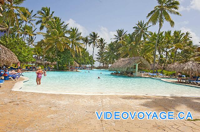 Republique Dominicaine Punta Cana Club Caribe En cada extremo de una pendiente poco profunda para entrar en la piscina.