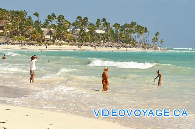 Republique Dominicaine Punta Cana Club Caribe Une plage avec des vagues de moyennes grosseurs qui sont rarement dangeureuses, car la barrière de corail est assez étanche dans le secteur.