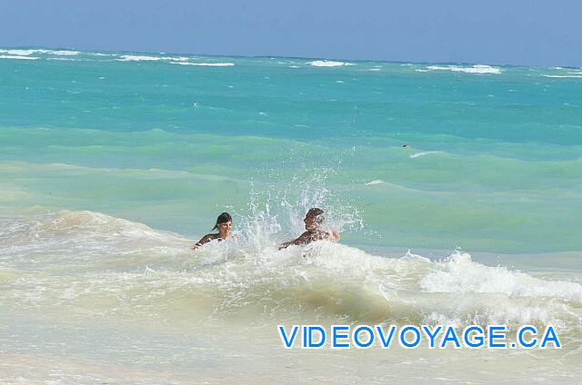 Republique Dominicaine Punta Cana Club Caribe Des vagues assez grosses pour amuser les clients mais sans plus.