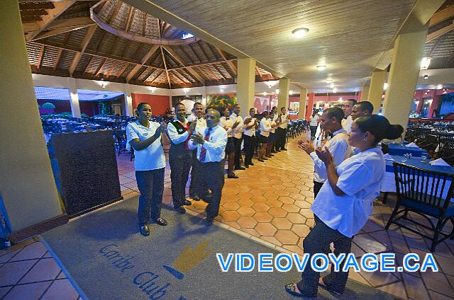 Republique Dominicaine Punta Cana Club Caribe A l'ouverture du restaurant buffet, les serveurs applaudissent les premiers clients.