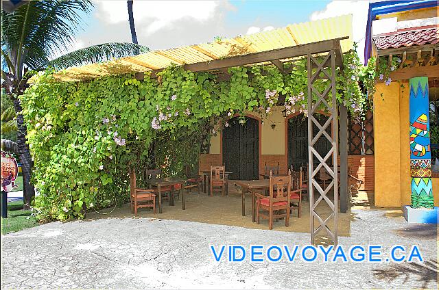 Republique Dominicaine Punta Cana Club Caribe L'extérieur du restaurant à la carte La cava, un restaurant non-inclus de cuisine gourmet.