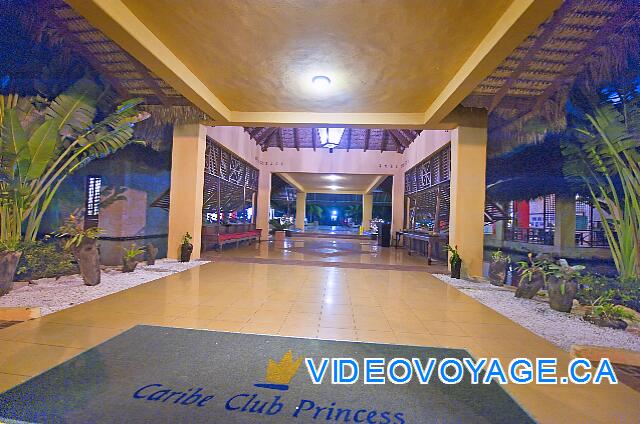 Republique Dominicaine Punta Cana Club Caribe The corridor between the hotel entrance and lobby.