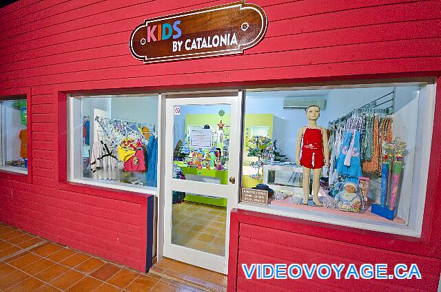 République Dominicaine Punta Cana Catalonia Bavaro Una tienda de ropa del niño