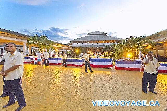 République Dominicaine Punta Cana Catalonia Bavaro Une exposition pour vendre des produits d'artisanat le soir.