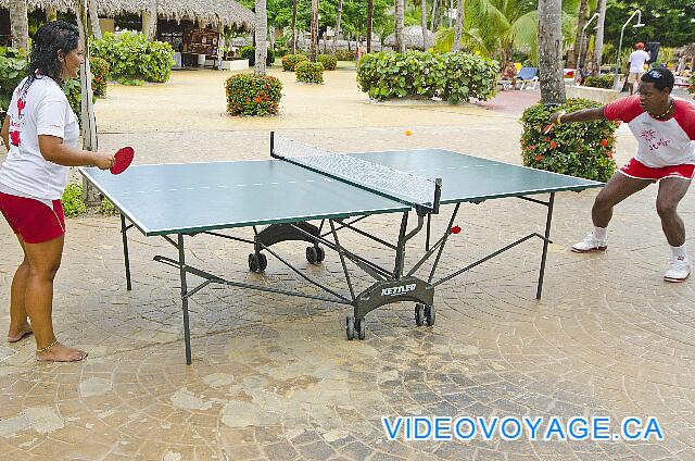 République Dominicaine Punta Cana Catalonia Bavaro Otra mesa de ping pong en la terraza de la piscina.