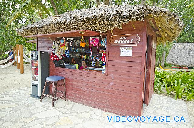 République Dominicaine Punta Cana Catalonia Bavaro Una pequeña tienda en la terraza de la piscina para los recuerdos.