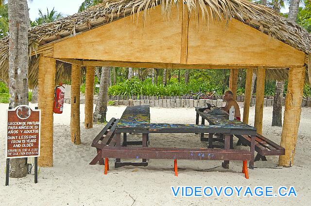 République Dominicaine Punta Cana Catalonia Bavaro De la peinture sur la plage pour les enfants, mais certains adultes aiment bien...