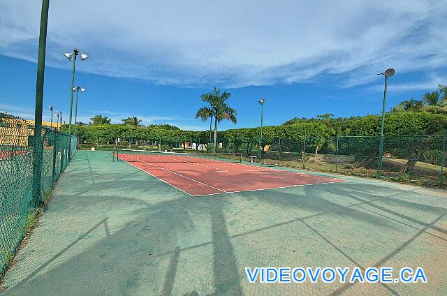 République Dominicaine Punta Cana Catalonia Bavaro Otra pista de tenis iluminada en la superficie sintética.