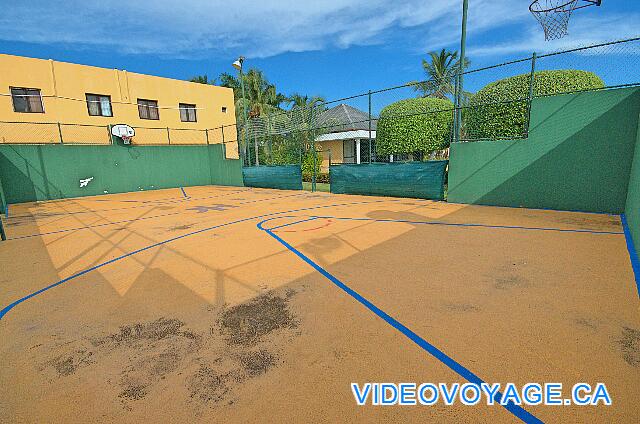 République Dominicaine Punta Cana Catalonia Bavaro Un terrain de basketball.