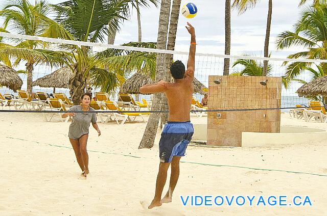 République Dominicaine Punta Cana Catalonia Bavaro Beach volleyball is always popular.