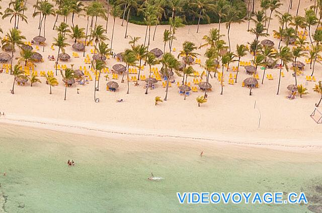 République Dominicaine Punta Cana Catalonia Bavaro Una playa con poca cliente en la playa.