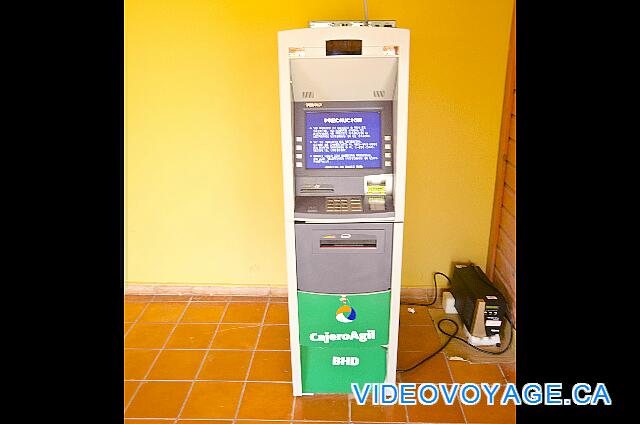 République Dominicaine Punta Cana Catalonia Bavaro Royal ATM en el centro comercial.