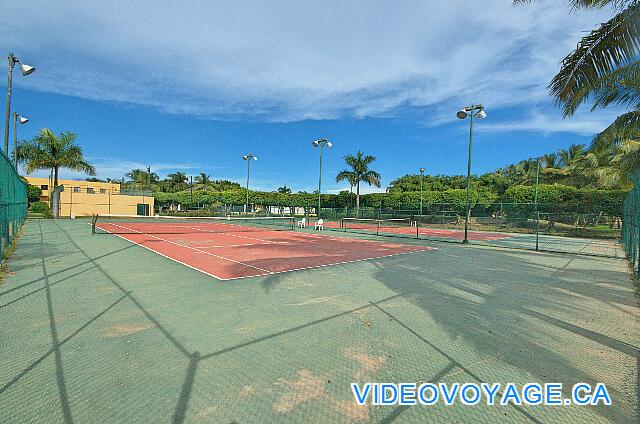 République Dominicaine Punta Cana Catalonia Bavaro Royal Un premier terrain de tennis éclairé