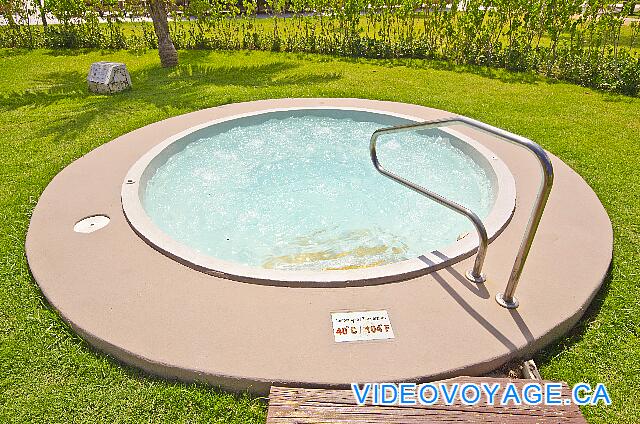 République Dominicaine Punta Cana Catalonia Bavaro Royal A first jacuzzi with water at 40 C.