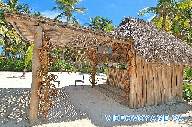 République Dominicaine Punta Cana Catalonia Bavaro Royal Sur la plage, un bar qui sert des jus de fruits frais