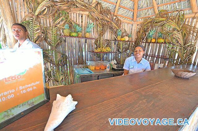 République Dominicaine Punta Cana Catalonia Bavaro Royal Sur la plage, un bar qui sert des jus de fruits frais