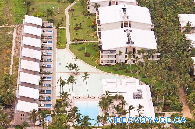 République Dominicaine Punta Cana Catalonia Bavaro Royal Les deux batiments à droite hébergent les suites Junior deluxe.  Ils ont été construit en 2008.