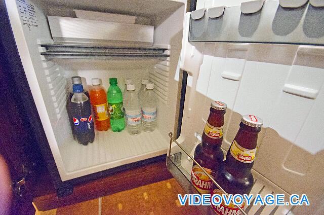 République Dominicaine Punta Cana Catalonia Bavaro Royal El refrigerador con 4 botellas de agua, 2 cervezas, 4 refrescos. La nevera se llena todos los días.