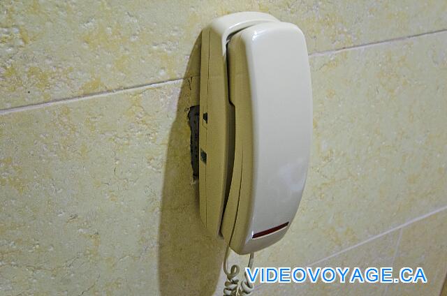 République Dominicaine Punta Cana Catalonia Bavaro Royal Un téléphone dans la chambre de bain