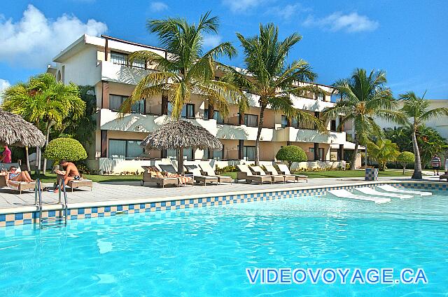 République Dominicaine Punta Cana Catalonia Bavaro Royal Las habitaciones están cerca de la piscina.