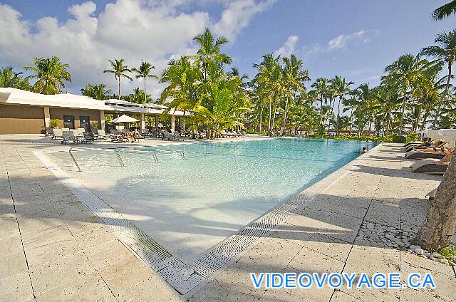 République Dominicaine Punta Cana Catalonia Bavaro Royal Une piscine tranquille, le restaurant snack bar et le bar en arrière plan.