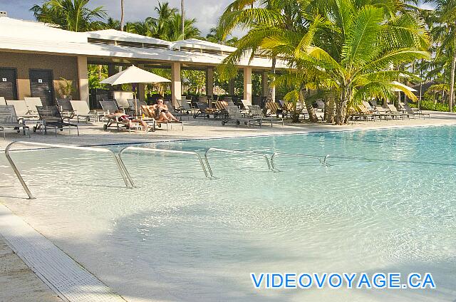 République Dominicaine Punta Cana Catalonia Bavaro Royal Une rampe permet aux personnes handicapés d'accéder à la piscine.