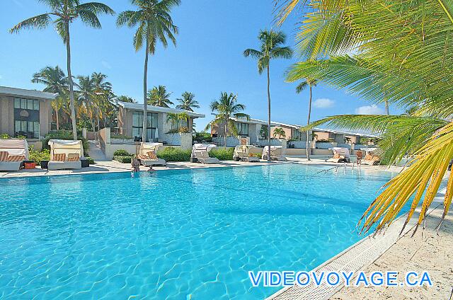 République Dominicaine Punta Cana Catalonia Bavaro Royal Des chaises longues avec un parasols d'intégré sur la terrasse de la piscine.