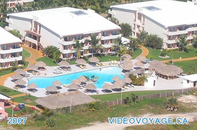 République Dominicaine Punta Cana Catalonia Bavaro Royal Avec 26 palapas, des chaises longues, un bar dans la piscine, un jacuzzi dans la piscine...