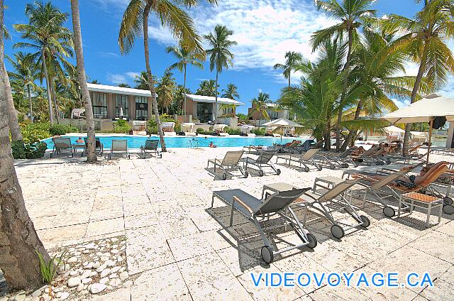 République Dominicaine Punta Cana Catalonia Bavaro Royal De nombreuses chaises longues et quelques parasols près du bar de la piscine.