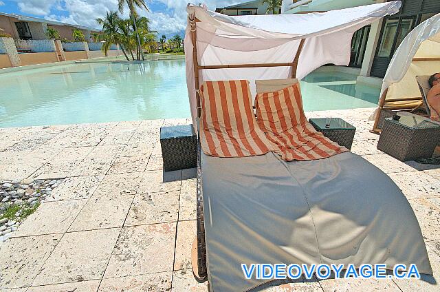 République Dominicaine Punta Cana Catalonia Bavaro Royal Des chaises longues pour les couples, avec le parasol.