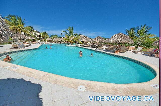 République Dominicaine Punta Cana Catalonia Bavaro Royal Une piscine moderne de moyenne dimension.