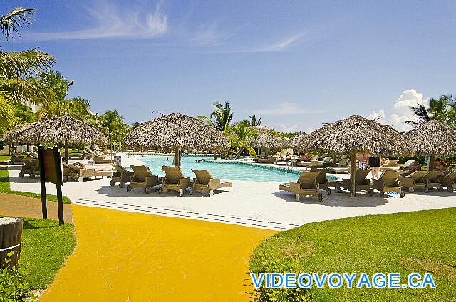 République Dominicaine Punta Cana Catalonia Bavaro Royal De nombreux palapas et chaises longues sur la terrasse de la piscine pour la capacité de l'hôtel.