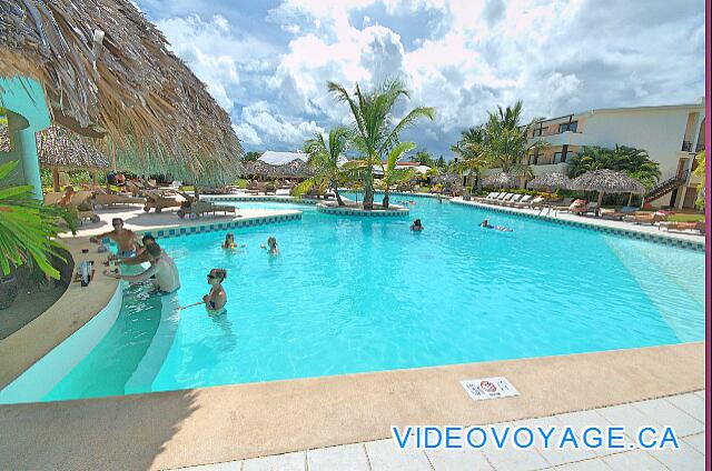 République Dominicaine Punta Cana Catalonia Bavaro Royal Un bar dans la piscine fort populaire.