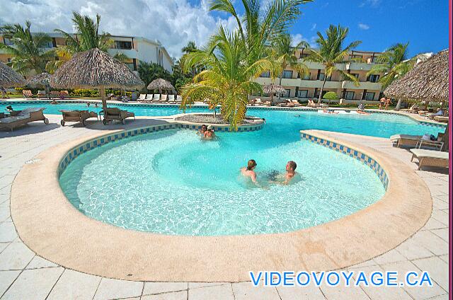 République Dominicaine Punta Cana Catalonia Bavaro Royal Avec un jacuzzi dans la piscine.