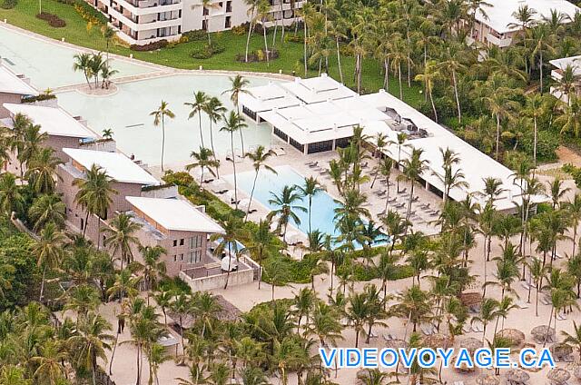 République Dominicaine Punta Cana Catalonia Bavaro Royal La piscine infinity sur le bord de la plage a été construite ces dernières années.