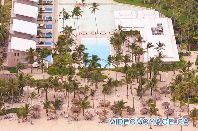 République Dominicaine Punta Cana Catalonia Bavaro Royal La proximité de la plage, du bar et du restaurant snack bar permet à la piscine d'être populaire.