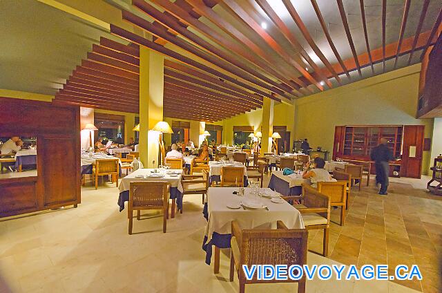 République Dominicaine Punta Cana Catalonia Bavaro Royal Une salle à manger climatisé avec buffet ou service à la table, ouvert pour tout les repas.