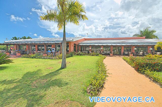 République Dominicaine Punta Cana Catalonia Bavaro Royal The back of the lobby, with a small terrace on the right, the terrace of the main restaurant to the left.