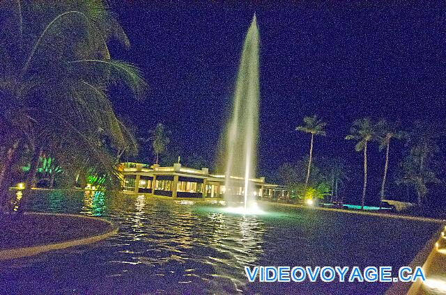 République Dominicaine Punta Cana Catalonia Bavaro Royal A jet of water above at the end of the pond.