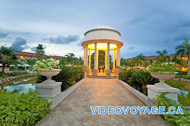 République Dominicaine Punta Cana Dreams Punta Cana The gazebo medium size in the center of a small pond.
