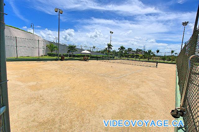 République Dominicaine Punta Cana Dreams Punta Cana A second floodlit tennis court.